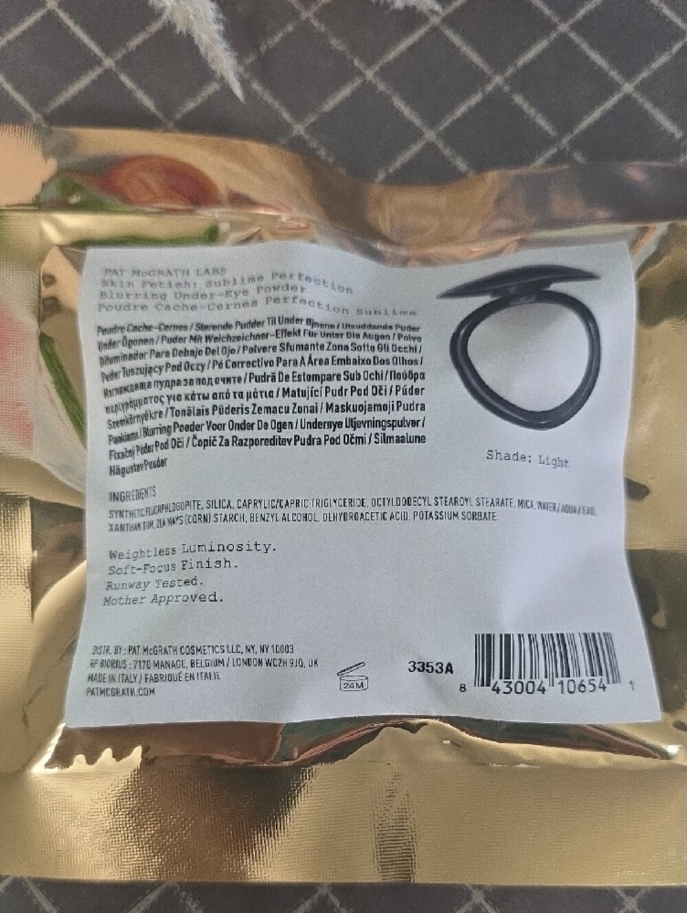 Skin fetish sublime perfection blurring under eye powder in *Light